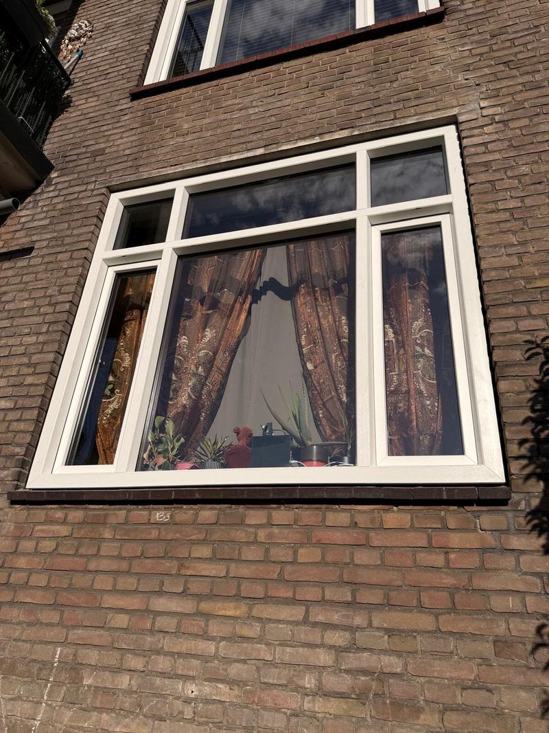 Nieuw kozijn met roedes op de verdieping